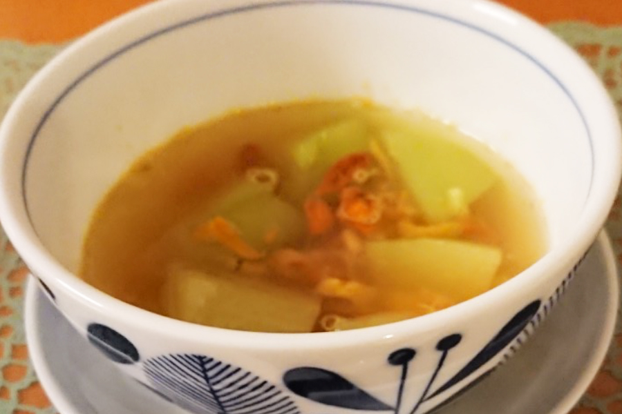 はやと瓜と川エビ、柿皮入りの翡翠薬膳スープ